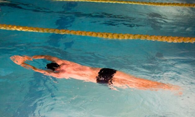 Schwimmen und Rückenschmerzen: Darauf solltest du achten