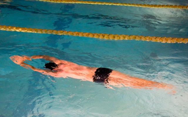 Foto eines Mannes, der unter Wasser Bahnen schwimmt.