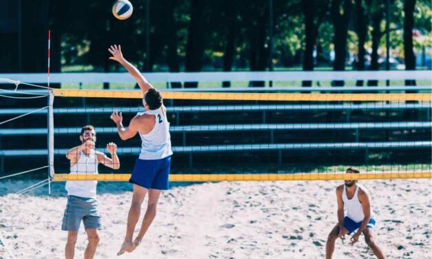 Mit Rückenschmerzen Beachvolleyball spielen: Macht das Sinn?